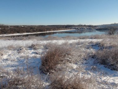 Dinyeper 'ın geniş kanalının ayna mavisi yüzeyindeki kayanın tepesinden bak. Suyu gökyüzüne taşıyor, Bayda Adası' nı pas geçiyor..