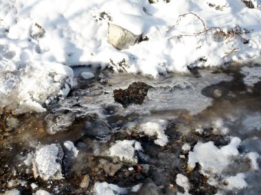 Orman nehrinin tarifsiz susuzluğu buzu yarıp geçmek ve suyu taştan geçirmek ormandaki çalılıklar arasından geniş Dinyeper 'a taşımak için..