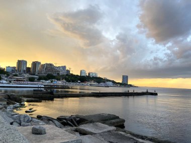 Sıcak bir yaz akşamında, günbatımının yanardöner renklerinde Odessa sahilinin hoş bir manzarası..