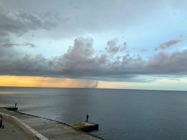 Hırslı bir balıkçının en sevdiği işten vazgeçmesini hiçbir şey sağlayamaz. Fırtına bulutları bile..
