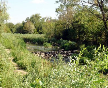 Nizhnya Khorytsia nehrinin üzerinden geçen beton taşın görüntüsü, göze hoş gelen bir şelale oluşturuyor..
