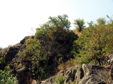 Eski Dinyeper 'in aşılamaz kıyı kayaları üzerindeki manzara, ufuktaki bulutlu gökyüzünün arka planına karşı sabah güneşinin ışınlarıyla aydınlatılıyor..
