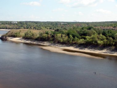 Dinyeper sularıyla çevrili Bayda Adası 'nın yemyeşil bitki örtüsünün kuş bakışı görüntüsü..
