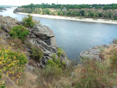 Dinyeper 'in sahil kayalıklarının, dikkatsiz aylaklara saldırmadan önce pusuya yatmış yılan kafası şeklindeki inanılmaz doğal bir mimari fantazisi..