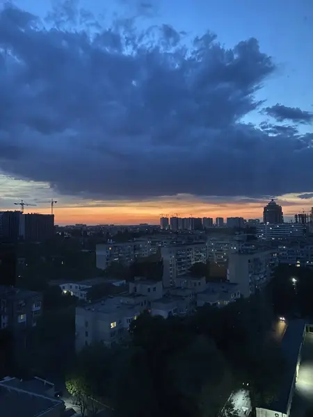 Gece Odessa 'nın kuş bakışı manzarası deniz ufkunda batan güneşin parıldayan ışınlarıyla aydınlatılır..