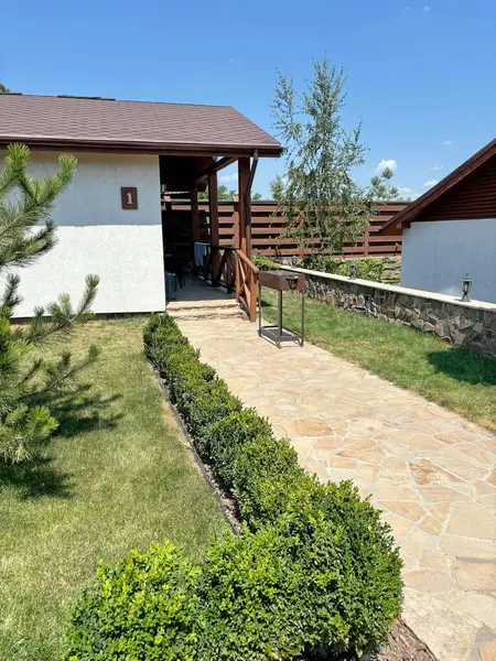 Şehrin dışındaki küçük, temiz bir avlu manzarası. Şehrin koşuşturma ve koşuşturmasından rahatlayabileceğiniz bir yer..