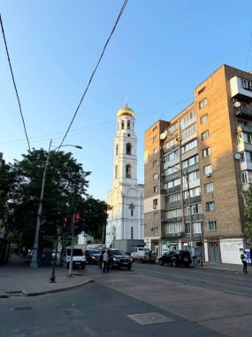 Akşam manzarası Odessa 'da, güneşin son ışınları yavaşça kilise kulelerinin tepelerine ve gökdelenlerin üst katlarına dokunuyor..