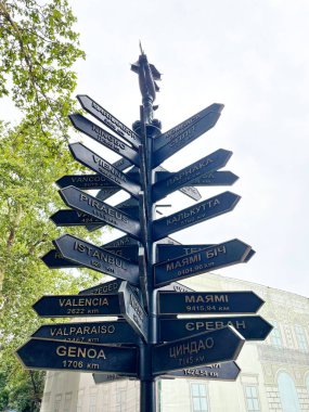 Odessa 'nın belediye binası yakınlarındaki kardeş şehirlerinin Odessa ile bu şehirler arasındaki mesafeyi gösteren bir hatıra işareti..