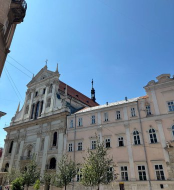 Lviv 'in mimari ve dini başyapıtı olan Kutsal Havariler Garnizon Kilisesi Peter ve Paul' un detaylarına ustasının titizlikle gösterdiği dikkatin altından bir bakış..