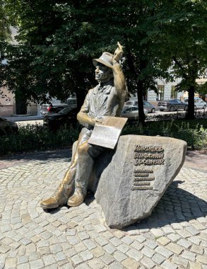 Lviv 'deki en modern anıt Lemkivshchyna Nikifor-Epiphanius Drovniak' ın ilkel sanatçısı tarafından çevrelenmiş genç park ağaçlarıyla çevrili..