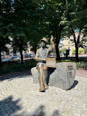 Lviv 'deki en modern anıt Lemkivshchyna Nikifor-Epiphanius Drovniak' ın ilkel sanatçısı tarafından çevrelenmiş genç park ağaçlarıyla çevrili..