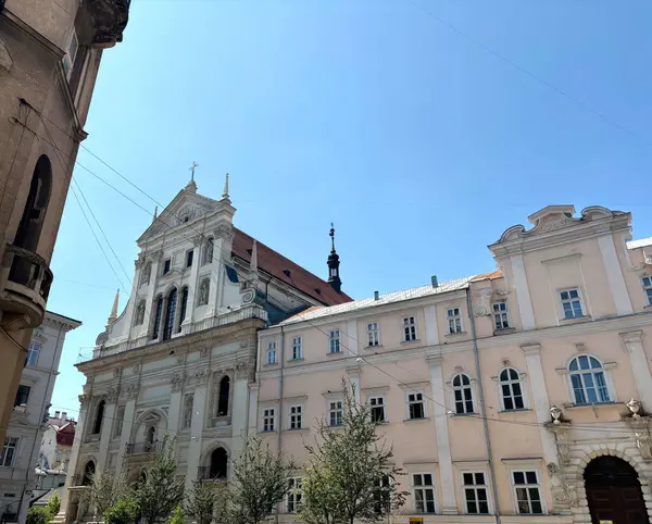 Lviv 'in mimari ve dini başyapıtı olan Kutsal Havariler Garnizon Kilisesi Peter ve Paul' un detaylarına ustasının titizlikle gösterdiği dikkatin altından bir bakış..