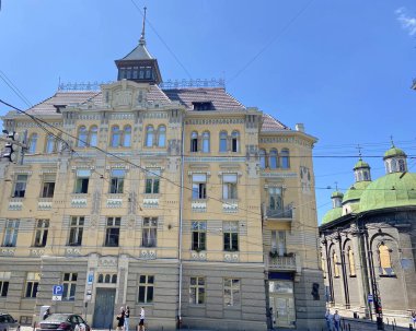 Batı Ukrayna Halk Cumhuriyeti 'nin ilk başkanının yaşadığı Hutsul ayrılık tarzında inşa edilmiş Lviv' in merkezindeki antik bir binanın panoraması..