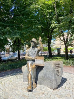 Lviv 'deki en modern anıt Lemkivshchyna Nikifor-Epiphanius Drovniak' ın ilkel sanatçısı tarafından çevrelenmiş genç park ağaçlarıyla çevrili..