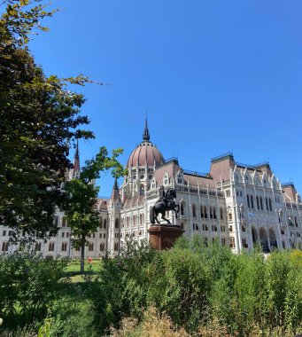 Ortaçağ mimarisinin, Macaristan Parlamentosu 'nun binalarında gömülü güneş ışınlarının prizması boyunca uzanan şaşırtıcı ve eşsiz güzelliği sonsuz turist kalabalığını cezbediyor..