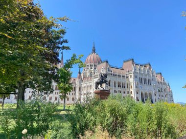 Macar figürü Ferenc Rakocza 'nın Lajos Kossuth Meydanı' ndaki heykeli, Macar parlamento binalarının arka planına karşı.