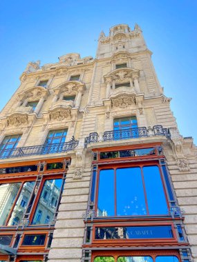 Matilda Sarayı 'nın katedralindeki modern ve ortaçağ mimari ve heykel sanatının birleşiminden bir manzara..