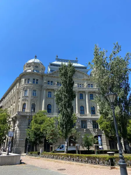 Budapeşte 'nin merkezindeki Özgürlük Meydanı' ndaki restore edilmiş ve yeniden inşa edilmiş ortaçağ binalarının eşsiz güzelliği her yürüyüşü süsleyecek..
