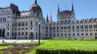 Keskin örümcekleriyle mavi gökyüzünü kesmiş gibi görünen Macar Parlamentosu binasının manzarası..