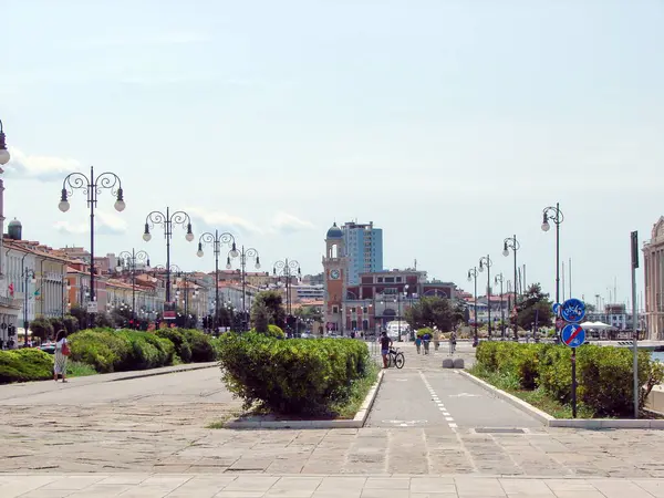 Trieste 'nin tarihi bölümünde, antik limandaki eski binalara hayran kalarak keyifli bir yürüyüş..
