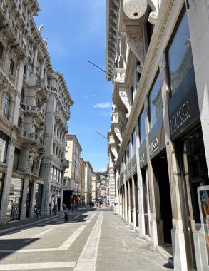 Modern Trieste 'nin iş merkezinin caddelerinin manzarası inanılmaz mimari güzellikteki binalarla çevrili, neredeyse her dönemin çeşitli stillerini birleştiren..