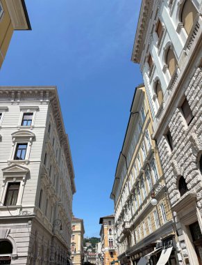 Modern Trieste 'nin iş merkezinin caddelerinin manzarası inanılmaz mimari güzellikteki binalarla çevrili, neredeyse her dönemin çeşitli stillerini birleştiren..
