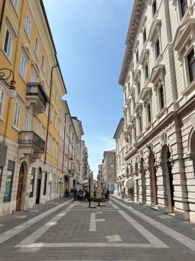 İtalyan şehrinin eski bölümünün dar sokakları boyunca uzun binaların gölgesinde, turistik yollardan uzakta bir yürüyüş..