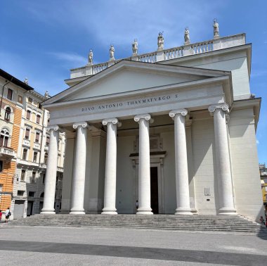 Trieste 'deki San Antonio Nuovo' nun en büyük Katolik kilisesi izleyiciye mavi, bulutlu gökyüzünün halesindeki azizlerin heykellerine baktırıyor..