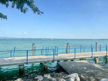 Hardy Gölü 'ne kadar uzanan ahşap bir iskele tatilcileri suya atlamak için çeker..