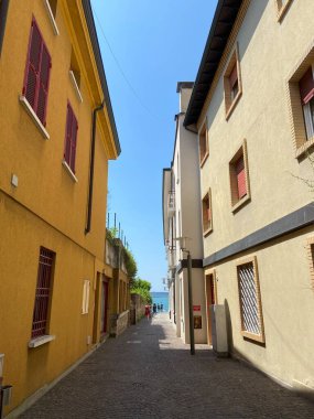 Etraflarını saran antik binaların gölgesi altında bir İtalyan kasabasının sessiz dar sokaklarında hoş bir yürüyüş..