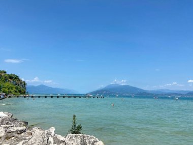 Hardy Gölü 'nün gök mavisi ve ufuktaki gökyüzünün çeşitli tonlarının doğal bir resmi..