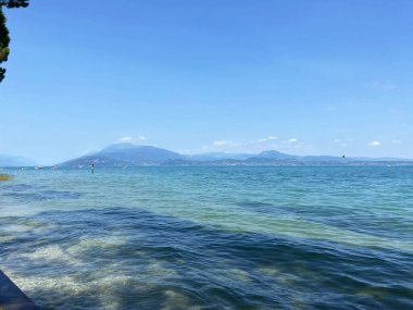 Hardy Gölü 'nün yüzeyinde eşsiz bir gök kubbe ve ufukta mavi tepeler var..