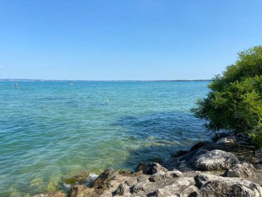 Hardy Gölü 'nün gök mavisi ve ufuktaki gökyüzünün çeşitli tonlarının doğal bir resmi..