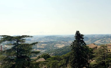 San Marino 'yu çevreleyen ufkun inanılmaz doğal manzarası açık güneşli bir gökyüzünün arka planına karşı..