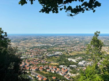 San Marino 'nun ufuktaki uzak deniz şeridinin arka planında yer aldığı tepenin çevresindeki inanılmaz doğal bir manzara..