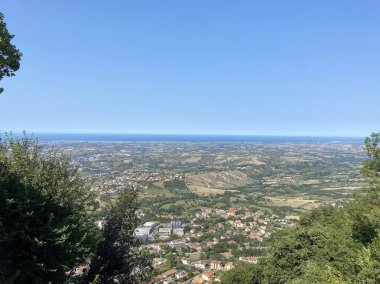 San Marino banliyölerinin inanılmaz doğal manzarası ufukta uçsuz bucaksız bir mavi deniz şeridiyle çevrili..