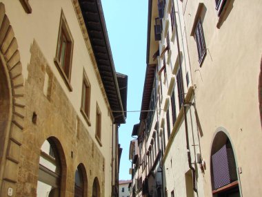 Floransa 'nın dar sokaklarında, sağlam ortaçağ binaları arasında bir yürüyüş turu..