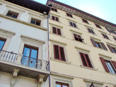 Ortaçağ evlerinin pencerelerinin şekillerine ve antik kepenklerine ve çatıdaki eşsiz Floransa desenlerine bir göz atalım..