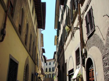 Floransa ortaçağ evlerinden oluşan bir panorama. Güneş ışınlarının sokakları delip aydınlattığı bir yer..