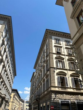 Efsunlu bir bakış, tarihi merkezdeki antik evlere göre güzelliklerinden daha aşağı olmayan modern Floransa evlerine..