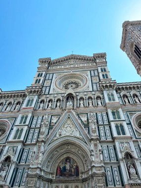 Floransa 'daki Piazza Duomo Meydanı' ndaki Santa Maria del Fiore Katedrali 'nin ana cephesinde eşsiz mimari güzellik ve ikonografi şaheserleri..