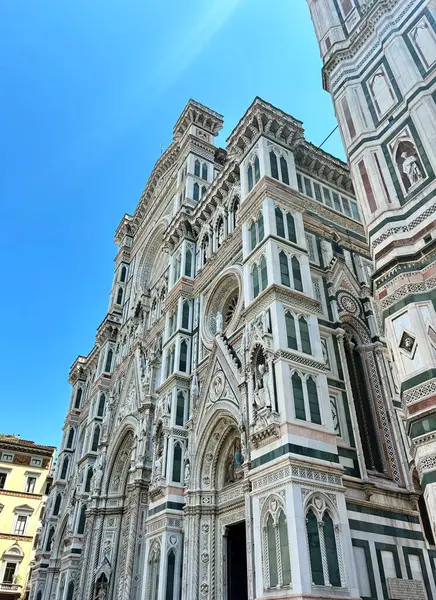 Floransa 'daki Piazza Duomo Meydanı' ndaki Santa Maria del Fiore Katedrali 'nin ana cephesinde eşsiz mimari güzellik ve ikonografi şaheserleri..