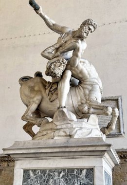 Flaman heykeltıraş Giambologna 'nın mermer heykeltraş kompozisyonu 