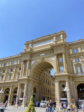 Floransa 'daki Piazza della' daki kemerli binanın mimari ihtişamı ve güzelliği yaz güneşinin altında..