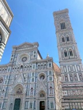 Aziz ve havarilerin sayısız heykellerinin büyüleyici güzelliği ve Santa Maria del Fiore Katedrali 'nin Giotto çan kulesinin duvarlarında İncil' deki sahnelerin bas-rahatlatıcıları..