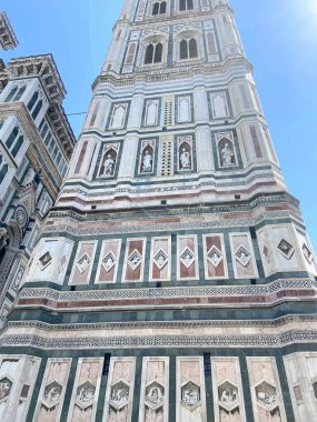 Katedralin tepesinden yükselen ve Duomo Katedrali 'nin etrafındaki binaları aydınlatan güneş ışınlarından oluşan bir panorama..