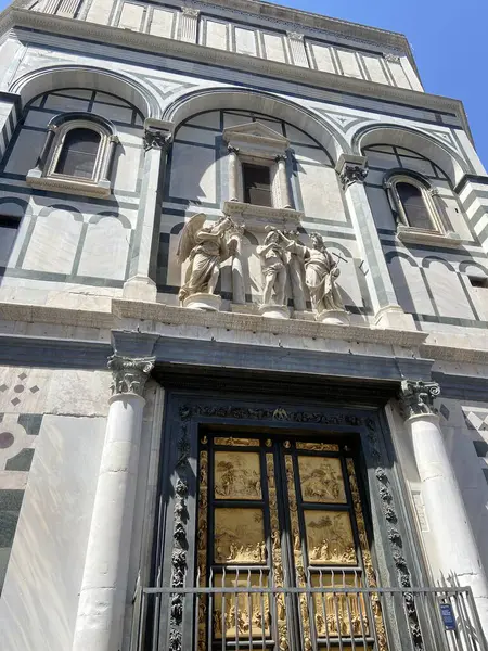 Floransa 'nın ana sembollerinden biri San Giovanni Vaftizhanesi' nin Cennet Kapısı 'dır..