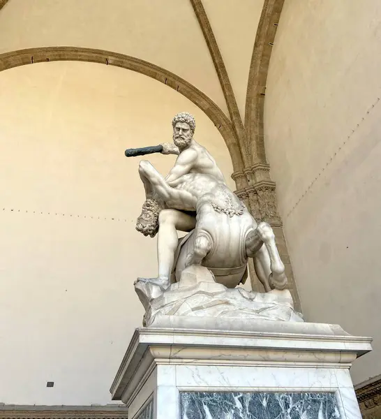 Flaman heykeltıraş Giambologna 'nın mermer heykeltraş kompozisyonu 
