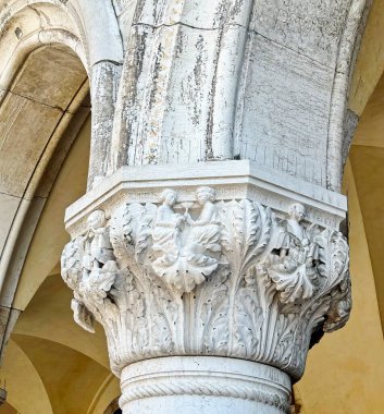 Ortaçağ mimarisi ve heykelinin muhteşem güzelliği Venedik 'teki St. Mark Meydanı' ndaki Marciana Ulusal Kütüphanesi 'nin binasında vücut bulmuştur..