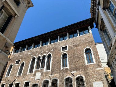 Venedik 'teki ortaçağ tarzı Gotik Palazzo Selvadego' nun parlak yaz güneşinin altındaki manzarası..